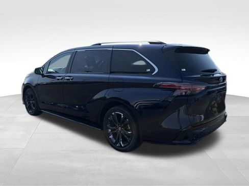 Used 2024 Toyota Sienna XSE FWD image 6