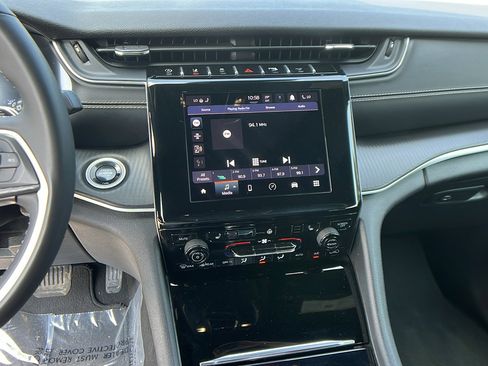 Used 2024 Jeep Grand Cherokee L Laredo image 34