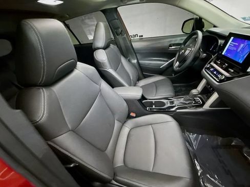 Used 2025 Toyota Corolla Cross XLE w/ Convenience Package FWD image 29