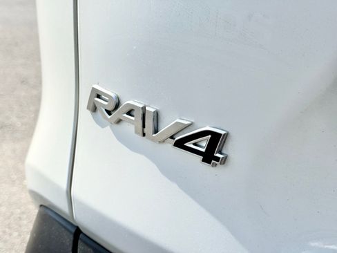 Used 2022 Toyota RAV4 XLE Premium image 11
