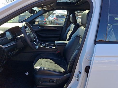 Used 2024 Jeep Grand Cherokee Altitude image 13