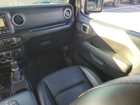 Used 2020 Jeep Gladiator Overland image 16