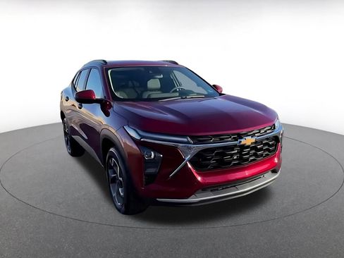 Used 2025 Chevrolet Trax LT image 3