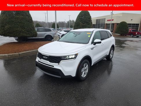 Used 2023 Kia Sorento LX image 1