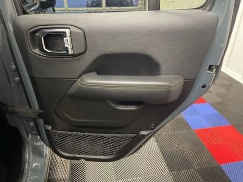 Used 2025 Jeep Wrangler Unlimited Sahara image 17