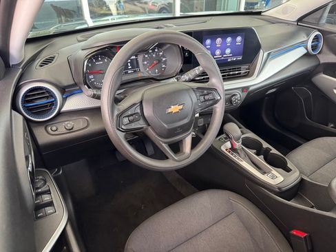 Used 2024 Chevrolet Trax LS w/ LS Convenience Package FWD image 3