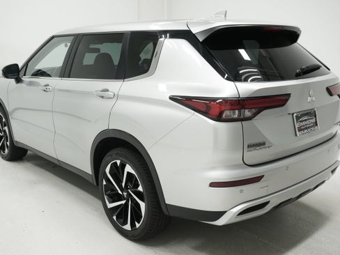 Used 2023 Mitsubishi Outlander SE FWD image 6