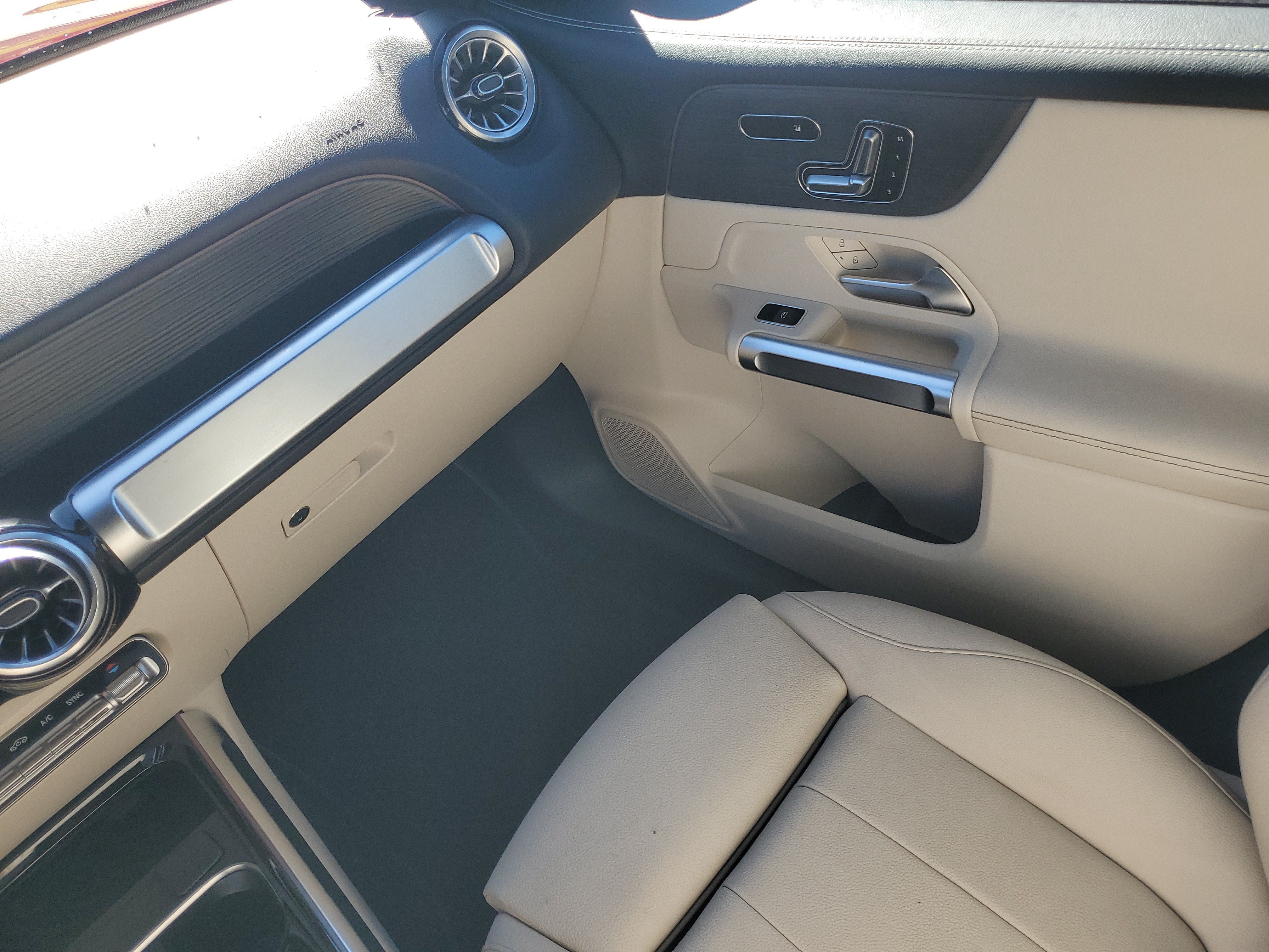 Used 2024 Mercedes-Benz GLB 250 image 31