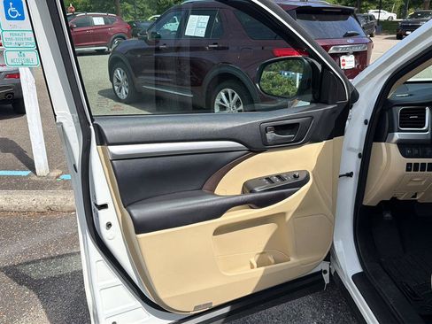 Used 2017 Toyota Highlander SE AWD/4WD image 5