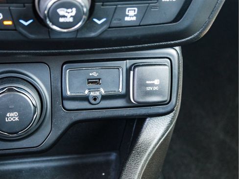 Used 2018 Jeep Renegade Limited w/ Safety & Security Group AWD/4WD image 21