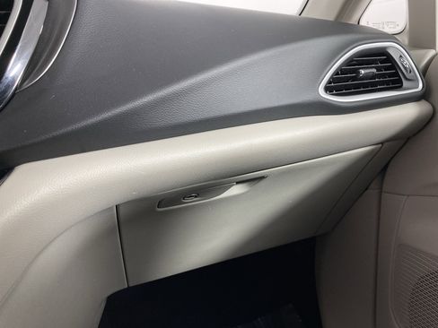 Used 2024 Chrysler Pacifica Touring-L image 31