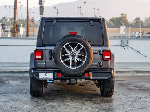 Used 2024 Jeep Wrangler Unlimited image 8