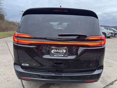 New 2026 Chrysler Pacifica Select image 6
