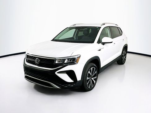 Used 2024 Volkswagen Taos SE image 3