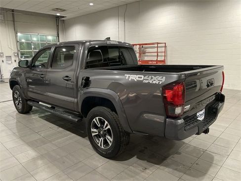 Used 2018 Toyota Tacoma TRD Sport image 3
