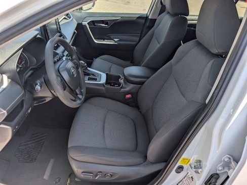Used 2022 Toyota RAV4 XLE w/ Convenience Package FWD image 2
