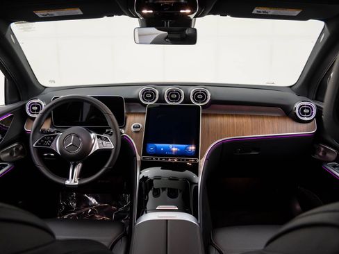 Used 2025 Mercedes-Benz GLC 350e 4MATIC image 12