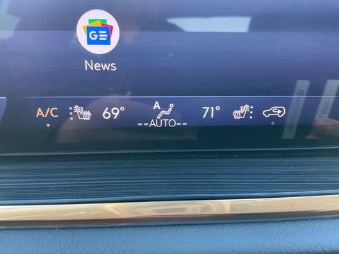 Used 2025 Buick Envision Avenir AWD/4WD image 10