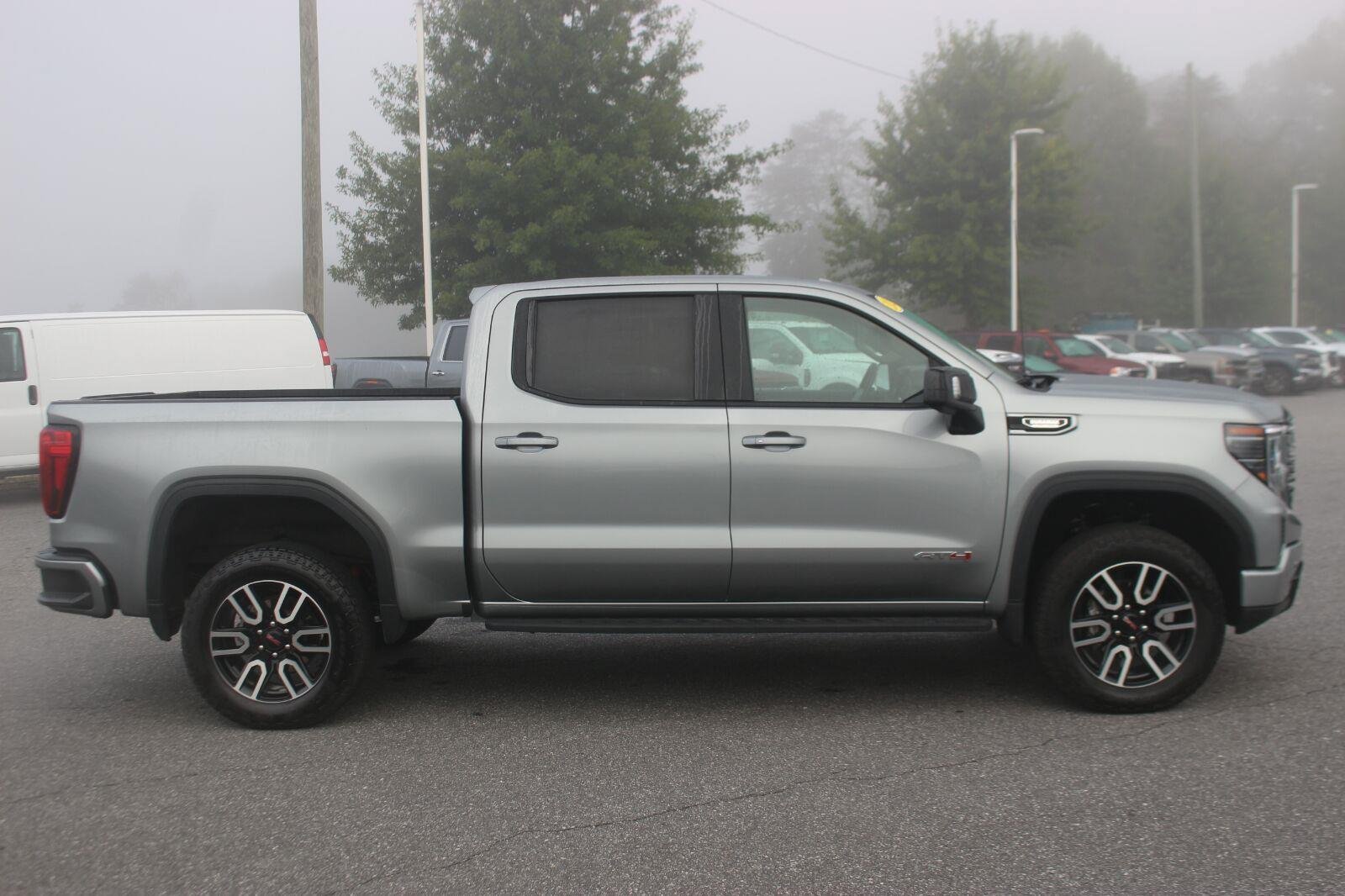 Used 2025 GMC Sierra 1500 AT4 w/ AT4 Premium Package AWD/4WD image 8