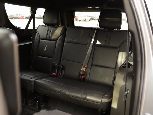 Used 2022 Chevrolet Suburban RST w/ Luxury Package image 32