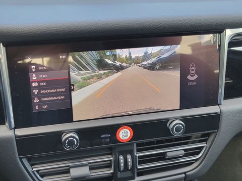 Used 2025 Porsche Macan image 18