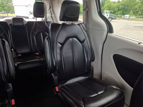 Used 2023 Chrysler Pacifica Touring-L FWD image 21