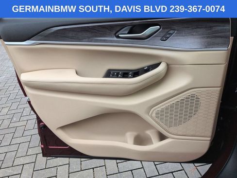 Used 2023 Jeep Grand Cherokee Limited w/ Black Appearance Package AWD/4WD image 29