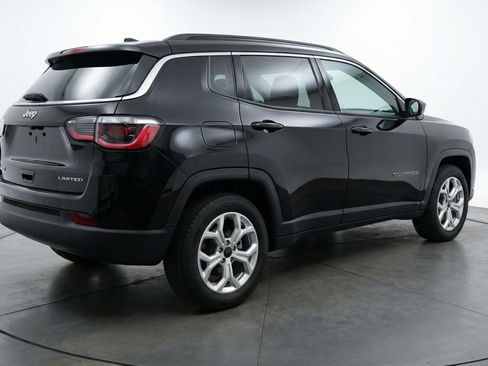 Used 2025 Jeep Compass Latitude image 9