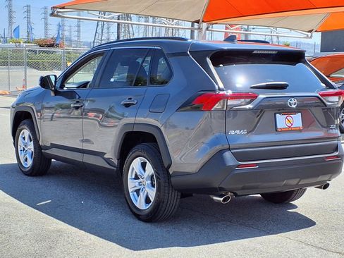 Used 2021 Toyota RAV4 XLE w/ Convenience Package FWD image 4