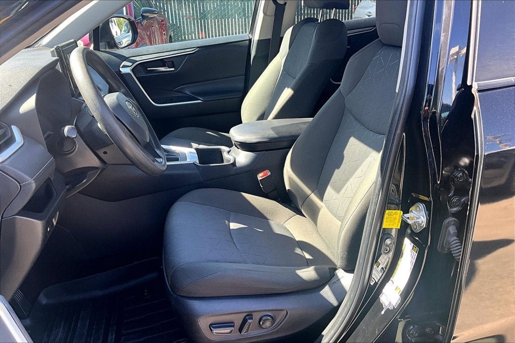 Used 2022 Toyota RAV4 XLE FWD image 17