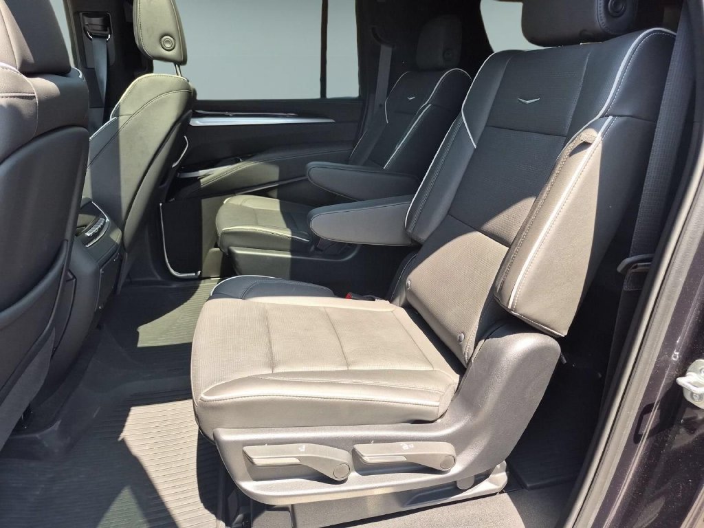 Certified 2025 Cadillac Escalade ESV Sport w/ LPO, Floor Liner Package AWD/4WD image 25