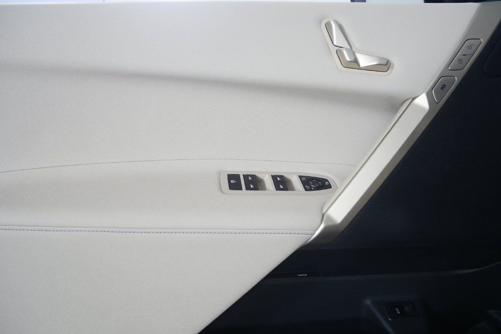 Certified 2025 BMW iX xDrive50 AWD/4WD image 9