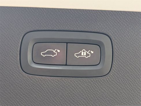 Used 2018 Volvo XC90 T6 Momentum w/ Convenience Package image 18