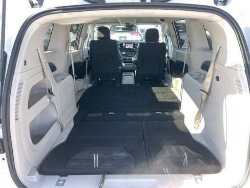 Used 2024 Chrysler Voyager LX image 33