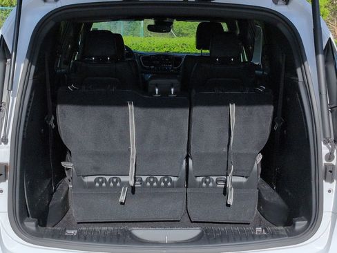 Used 2025 Chrysler Pacifica Select image 12