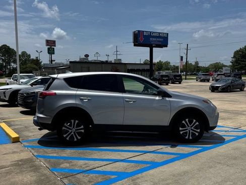 Used 2018 Toyota RAV4 LE FWD image 4