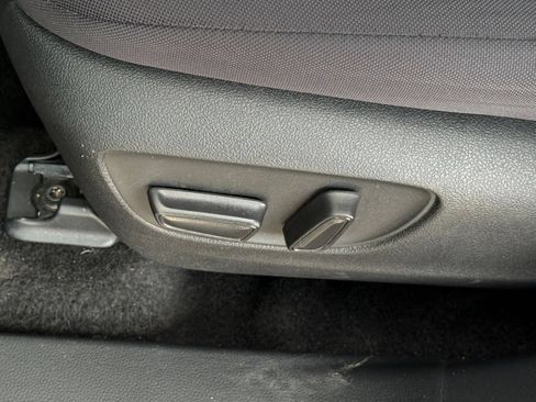 Used 2025 Toyota Highlander LE FWD image 18