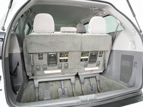 Used 2018 Toyota Sienna LE w/ Carpet Mat Package image 29