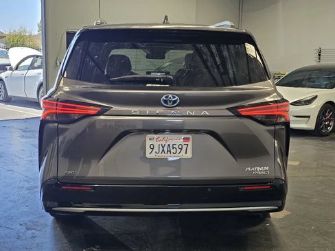 Used 2023 Toyota Sienna Platinum AWD/4WD image 3