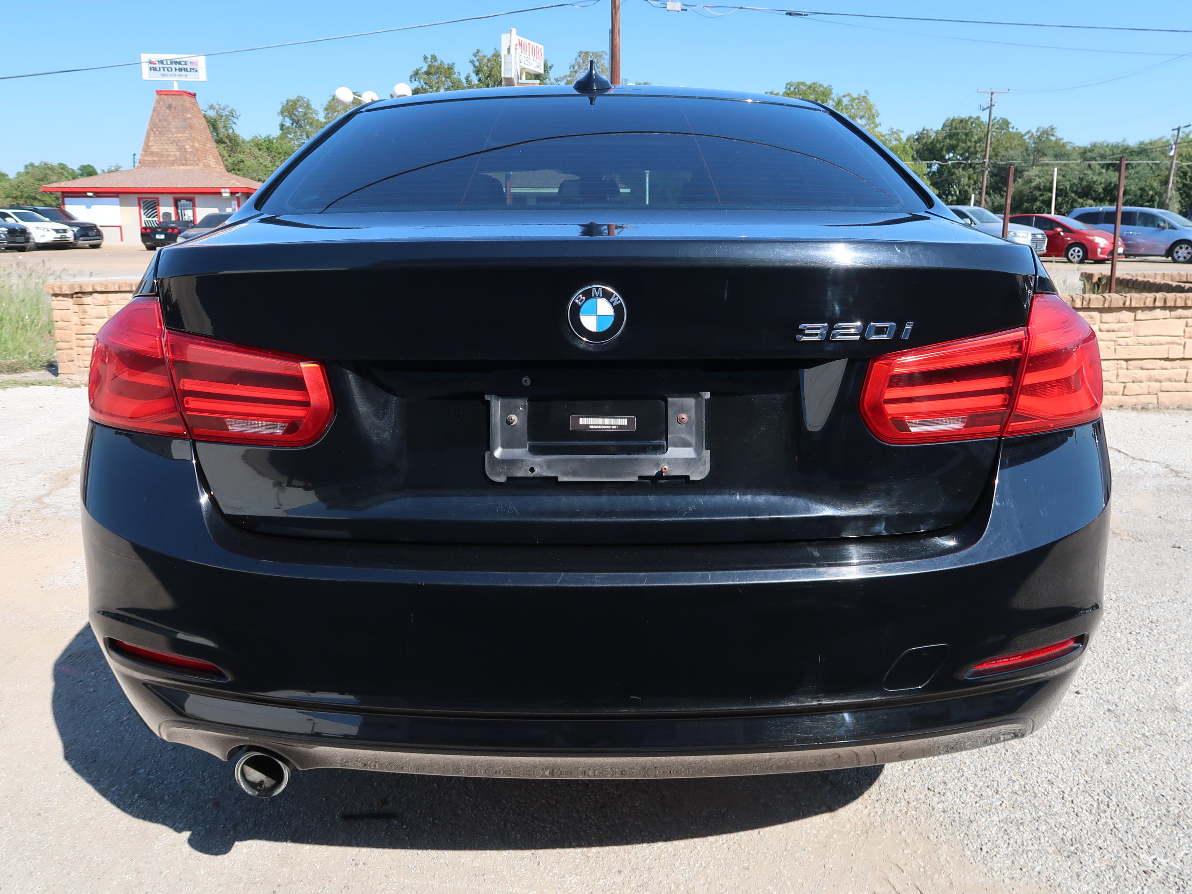 Used 2017 BMW 320i Sedan RWD image 10