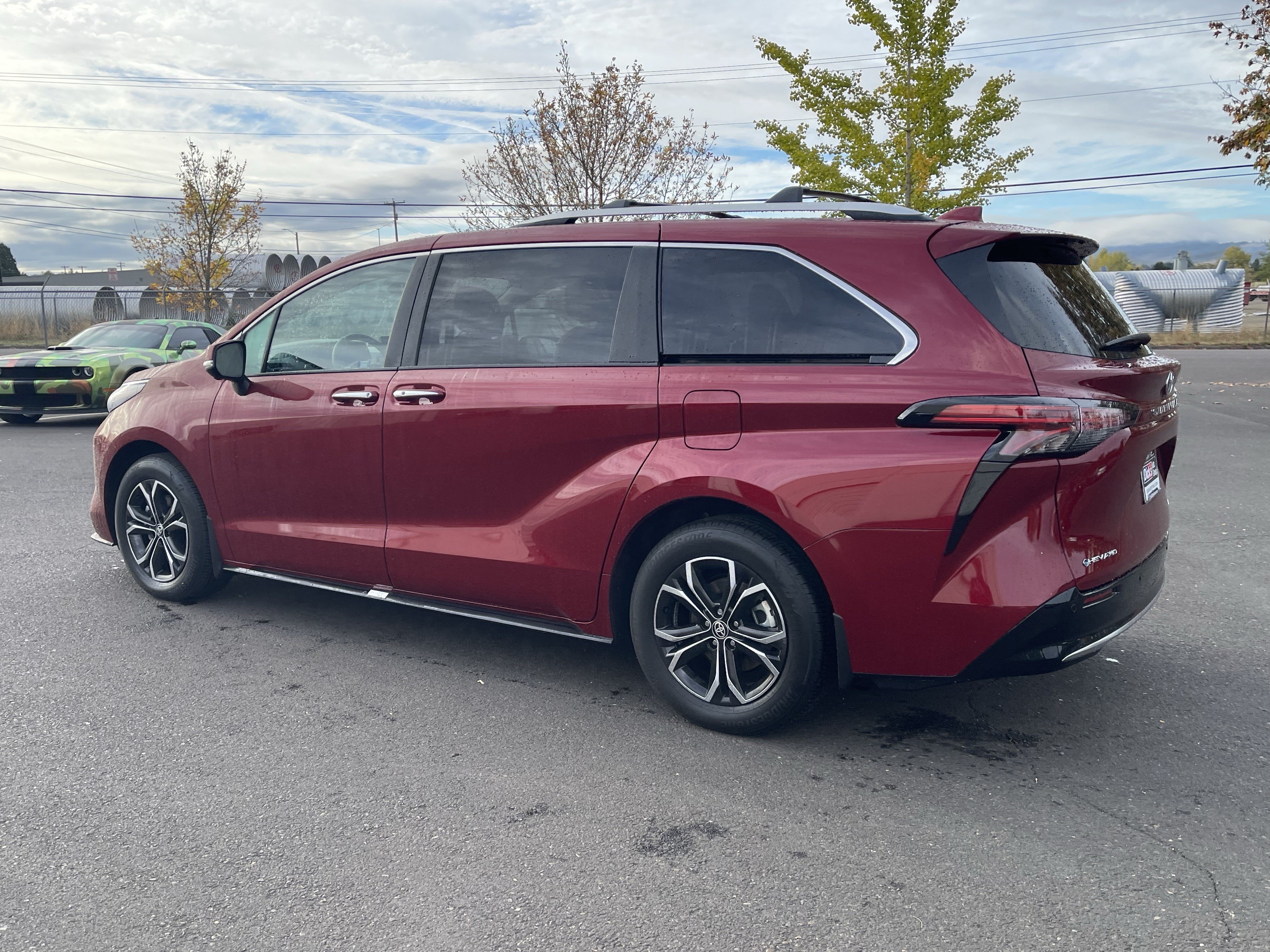 Used 2025 Toyota Sienna Platinum AWD/4WD image 3