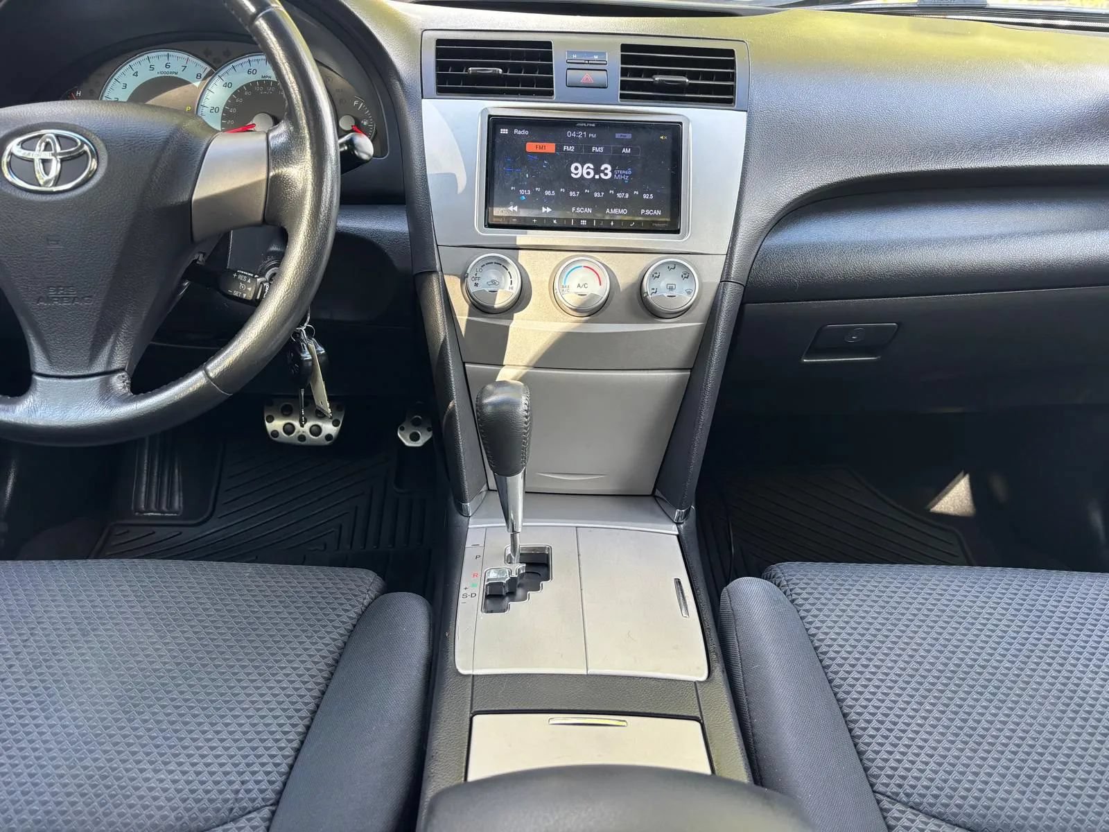 Used 2011 Toyota Camry SE w/ SE Extra-Value Pkg #1 FWD image 17
