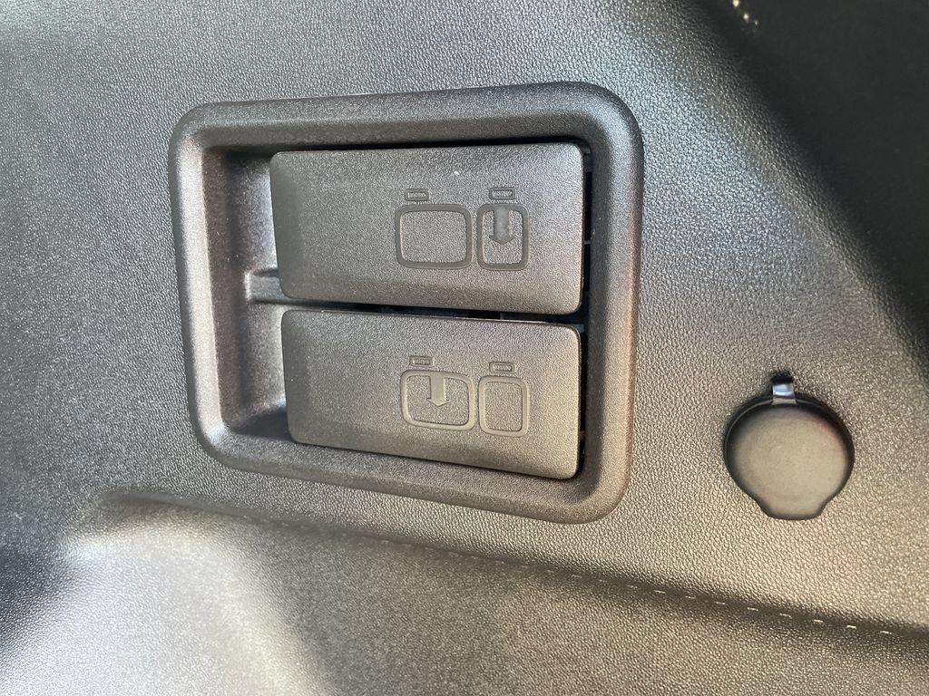 Used 2018 Chevrolet Equinox LT FWD image 29