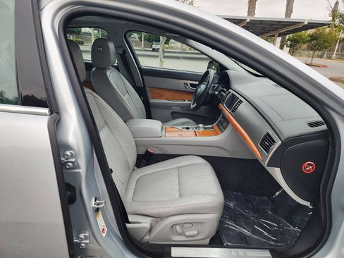 Used 2010 Jaguar XF Luxury RWD image 30
