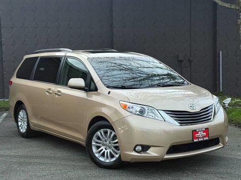 Used 2014 Toyota Sienna XLE image 3