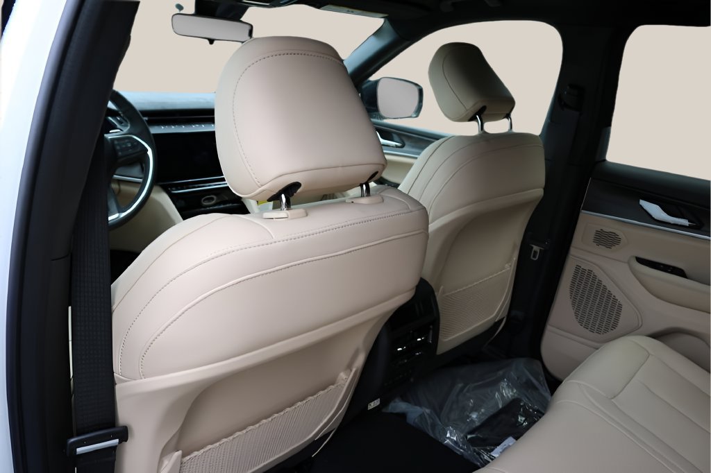 New 2026 Jeep Grand Cherokee Limited RWD image 14