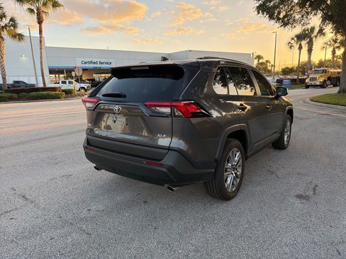 Used 2022 Toyota RAV4 XLE Premium image 5