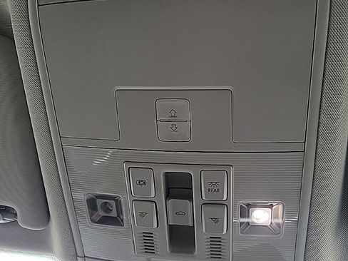 Used 2022 Volkswagen Atlas SEL Premium image 11