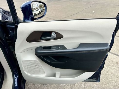 Used 2017 Chrysler Pacifica Touring-L image 25