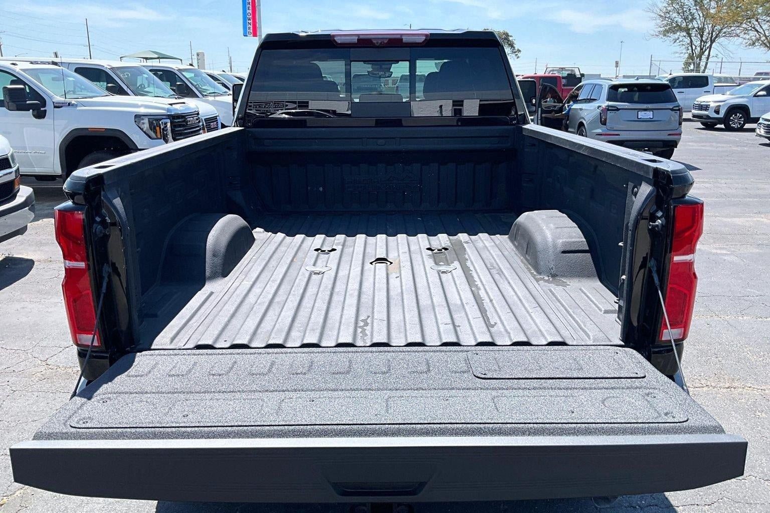 Used 2024 Chevrolet Silverado 2500 High Country w/ Midnight Edition AWD/4WD image 4